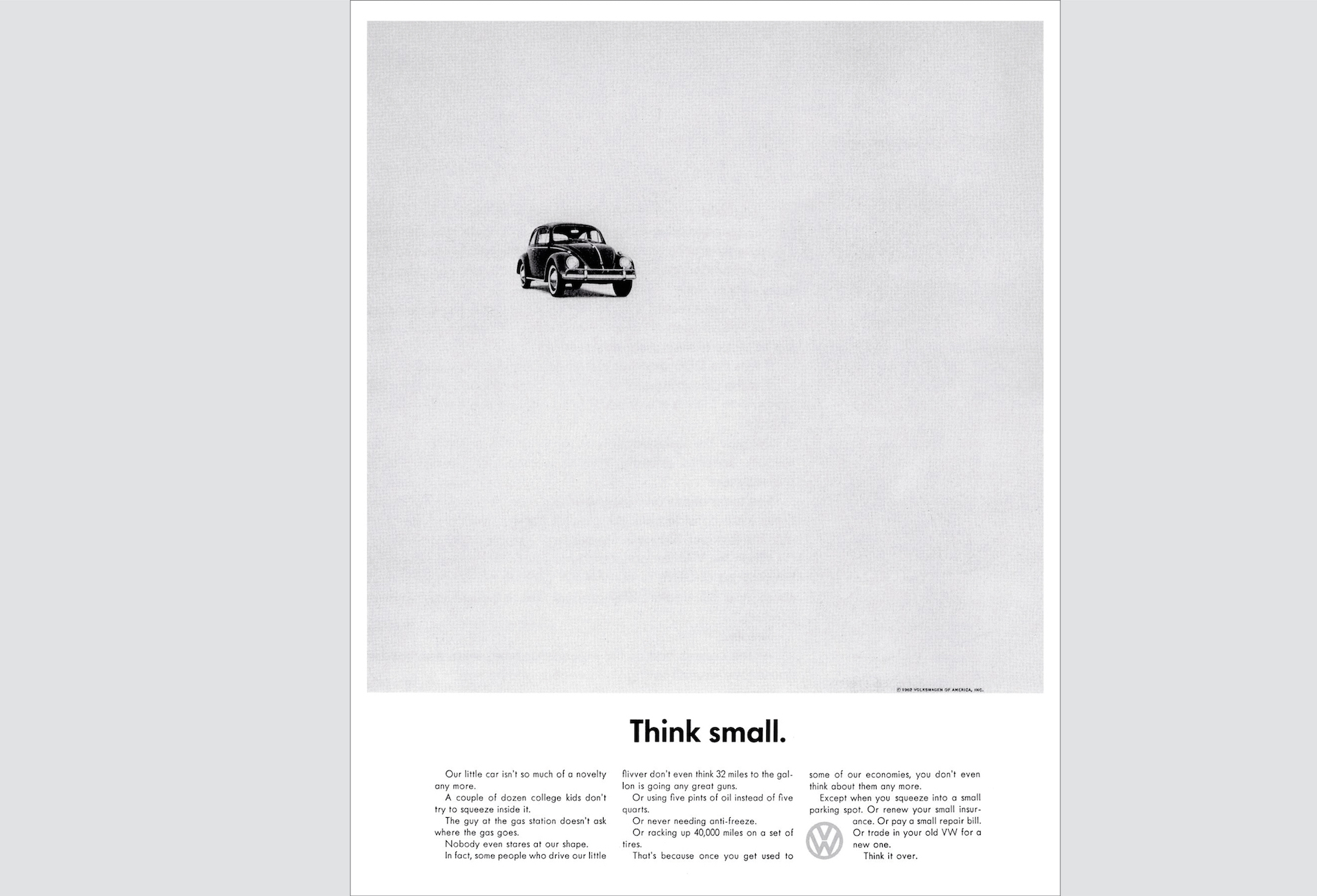 Annuncio Volkswagen Think small: un piccolo Maggiolino in un grande spazio vuoto; sotto, il titolo e tre colonne di testo.