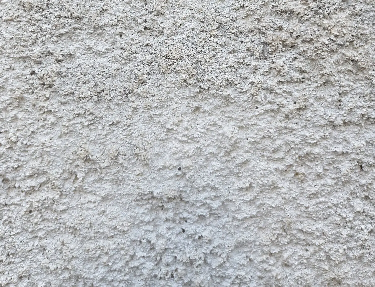 Lo stesso muro, da vicino: grana minerale, nessuna crepa.